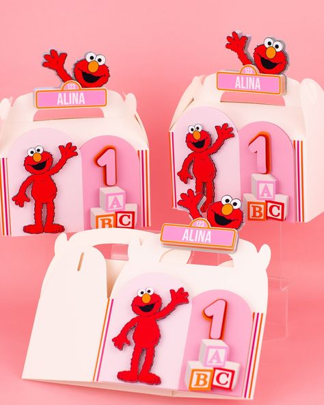 Details…. ⭐️⭐️⭐️⭐️ #elmobirthday #elmobirthdayparty #elmoparty #elmobirthdaycake #elmopartyfavors . . . . . . . . . . . . #papercrafts #papercraftsupplies #papeleriacreativa #disneylandbirthday #mariobrosparty #barbieparty #minniemousebirthday #eventdesigner #customfavors #disneylandbirthday #carousels #candylandparty #invites #kidsparties #cricutcrafts #partyfavors #mickeymousebirthday #centerpieces #centerpiecesideas . . . . . . . . . . . . . . . . . . . . . . . . . . . . custom gable... Elmo Centerpieces, Elmo Party Favors, Sweet One Party, Topper Barbie, Elmo Birthday Cake, Mickey Invitations, Sweet One Birthday, Kids Party Ideas, Birthday Minnie Mouse