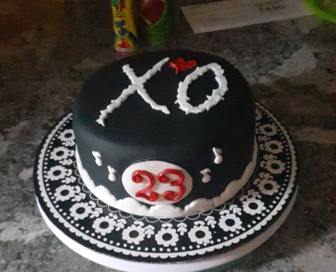 Xo Cake The Weeknd, Xo Cake, The Weeknd Cake, The Weeknd Birthday, La Girl Aesthetic, R&b And Soul, House Of Balloons, Layered Cake, 18th Birthday Cake