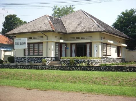 British Colonial House, Indonesian Architecture, Indie House, Dutch Colonial House, Indonesian House, Dutch Colonial Homes, Awesome Houses, Aesthetic Place, Hawaiian Homes