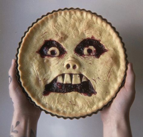 Scary Pie, Halloween Pies, Pasteles Halloween, Scary Cakes, Pie Crust Designs, Recetas Halloween, Halloween Food Dinner, Halloween Breakfast, Vegan Halloween