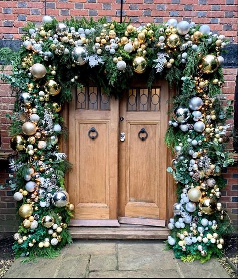 Christmas Door Arch, Christmas Arches, Doorway Decorations, Christmas Doorway Decorations, Christmas Doorway, Outdoor Christmas Garland, Best Christmas Destinations, Christmas Entrance, Winter Window Boxes