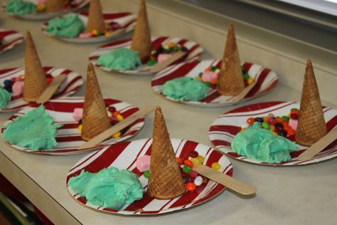 kindergarten christmas party Preschool Christmas Party Ideas, School Party Snacks, Preschool Christmas Games, Kindergarten Christmas Party, Preschool Christmas Party, Classroom Christmas Party, Unusual Christmas Decorations, Christmas Party Snacks, Happy Birthday To A Friend