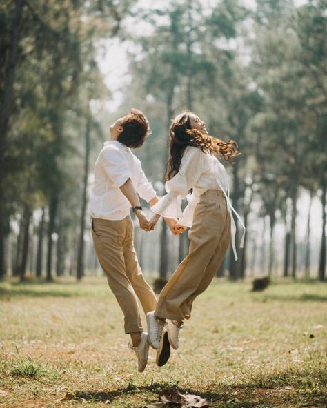 Korean Prewedding Photography Outdoor, Korean Prewedding Photography, Couple Shoot Ideas, Korean Prewedding, Pop Up Frame, Couple Sketch, Pre Wedding Poses, Photography Outdoor, Outdoor Shoot