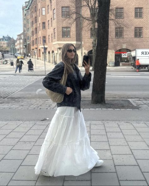 White Skirt Ideas, White Skirt Winter, Winter Maxi Skirt Outfit, Winter Europe Outfits, White Maxi Skirt Outfit, Essential Outfits, Stylish In Winter, Long White Skirt, Long Skirt Winter