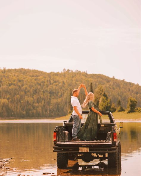 Couples Photo Truck Bed, Engagement Photos Back Of Truck, Tractor Couple Photoshoot, Cute Couple Truck Pictures, Engagement Photos Truck Bed, Couple With Truck Photoshoot, Prom Pictures Couples With Truck, Truck Bed Date Photoshoot, Truck Bed Couple Photos