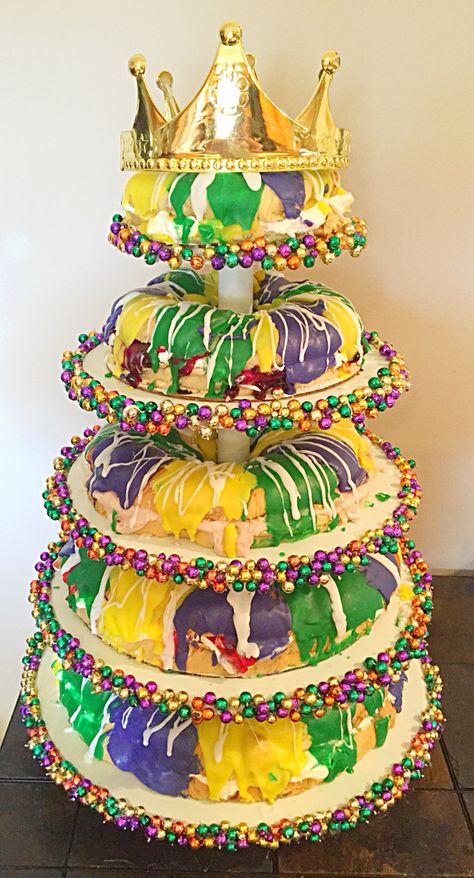 Here in Louisiana KING CAKES RULE !!! I made this for a Mardi Gras Ball in Crowley Louisiana !!!! Mardi Gras Party Food, Mardi Gras Diy, Mardi Gras Cake, Madi Gras, Mardi Gras Party Decorations, King Cakes, Mardi Gras Wedding, Cake Bar, Mardi Gras Centerpieces