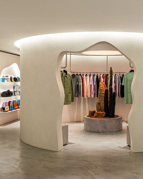 Clothing Shop Interiors, Clothing Store Displays, Clothing Store Interior, Showroom Interior Design, Store Interiors, Retail Store Design, Boutique Interior, Store Design Interior, Store Interior