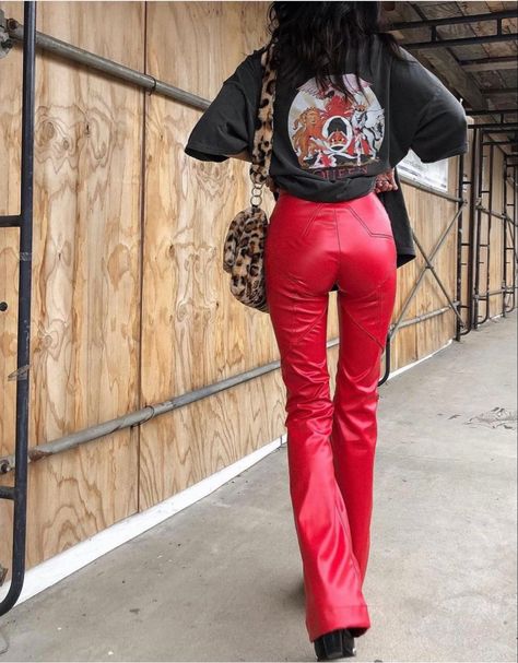 Rock And Roll Chic Outfits, Red Leather Pants Outfit, Red Leather Outfit, Model Off Duty Style, Red Pants Outfit, Red Leather Pants, Walking Down The Street, Leather Pants Outfit, Red Pants