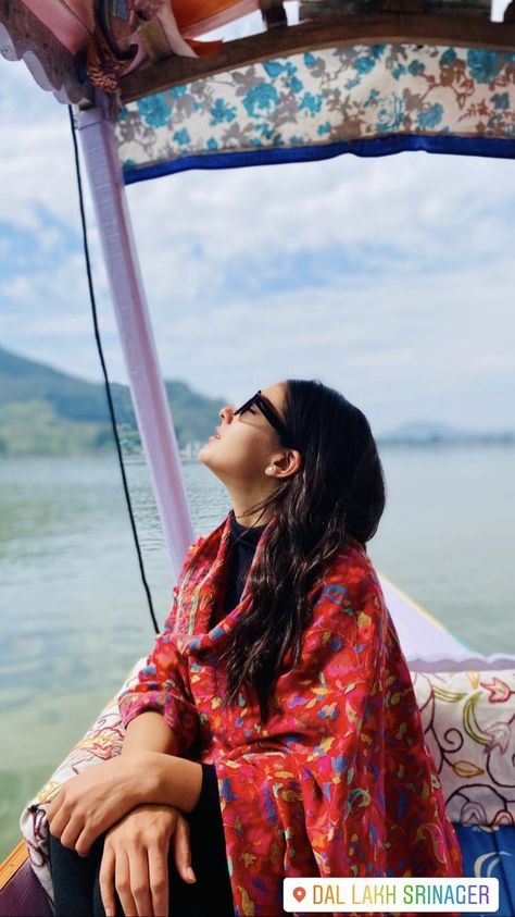 Kashmir Trip Outfit Ideas, Trip Outfit Ideas, Simple Suits, Kashmir Trip, Mountain Photoshoot, Sisters Photoshoot Poses, Trip Outfit, Travel Pose, Travel Pictures Poses