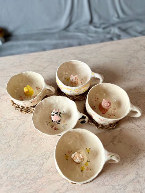 Clay Mugs Ideas, Mug With Animal Inside, Clay Mug Ideas, Clay Tea Cup, Pottery Cute, Ceramics Pottery Mugs, Clay Mug, Sculpture Art Clay, Clay Cup