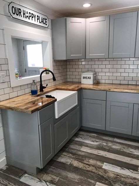 Light gray cabinets, wood floor and butcher block counters in the kitchen. Modern Kitchen Room, Light Gray Cabinets, Серая Кухня, Rustic Kitchen Island, Refacing Kitchen Cabinets, Diy Kitchen Renovation, Classic Kitchen, Kitchen Farmhouse, Grey Kitchen Cabinets