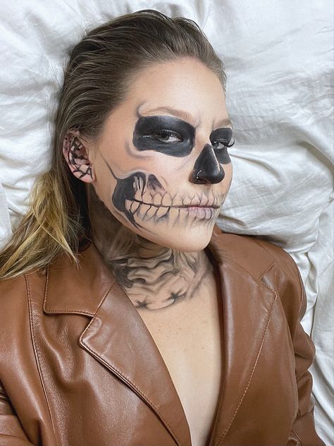 girl wearing leather jacket and skull makeup inspired by the tv series american horror story character tate langdon played by evan peters Tate Langdon Makeup Tutorial, Tate Langdon Skull Makeup, Tate Langdon Costume, Tate Langdon Skull, Tate Langdon Makeup, Tate Makeup, Hallowen Ideas, Tate Langdon, Diy Flower Crown