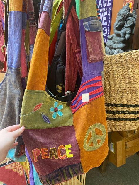 Bag hippie patchwork peace ☮️ colourful Hippiecore Aesthetic, Hippie Fits, Looks Hippie, Hippie Lifestyle, Boho Hippie Style, Hippie Aesthetic, Earthy Outfits, Estilo Hippie, Happy Hippie