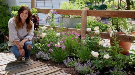 Garden Answer’s Design Tips for a Romantic Cottage Garden Garden Answer Laura, Garden Shrubs Evergreen, Country Garden Ideas, Cottage Backyard, Garden Answer, Backyard Garden Layout, English Country Garden, Cottage Garden Plants, Country Gardens