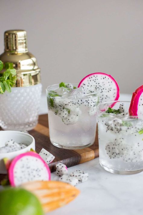 Dragonfruit Mojito, Dragon Fruit Mojito Recipe, Dragonfruit Cocktail, Fruit Mojito, Cocktails Ideas, Mint Drink, Dragon Fruit Smoothie, Cocktail Summer, Easy Cocktail