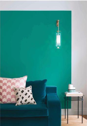 Sarah Lavoine - collection de peinture Ressource - Le blog deco de MLC Vert Turquoise, Deco Salon, Brass Wall Lamp, Lantern Wall, Glass Lantern, Bleu Turquoise, Lighting Store, Glass Lighting, Edison Light Bulbs