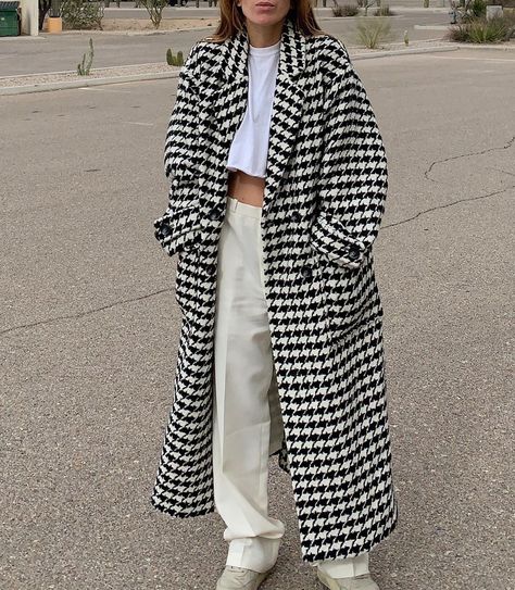 Checkered Coat, Mode Mantel, Racing Fashion, White Coat, Coat Outfits, Mode Inspo, Looks Chic, Blazer Outfits, Mode Inspiration