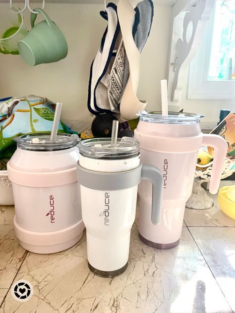 Tumbler Cups Aesthetic, Aesthetic Tumbler Bottle, Amazon Tumblers, Reduce Tumbler, Trendy Water Bottles, Modern Kitchen Accessories, Cute Furniture, Cute Water Bottles, Stanley Tumbler