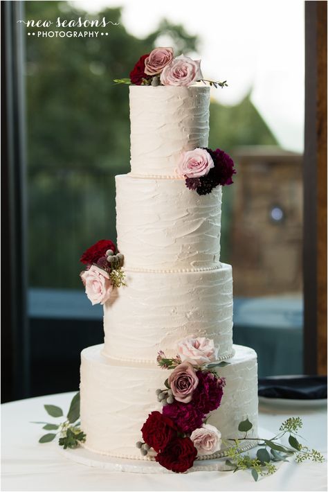 Maroon And White Wedding Cake, Mladenacke Torte, Wedding Cake Burgundy, Tall Wedding Cake, Bohemian Wedding Cake, White And Gold Wedding Cake, Tall Wedding Cakes, Moms 60th, Flowers Wedding Cake