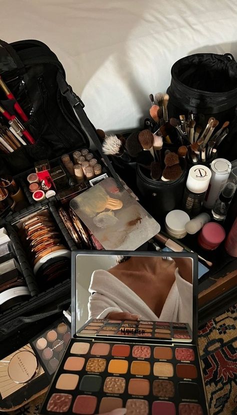 Makeup Artist Career, Getting Ready Aesthetic, Makeup Cart, Cosmetics Aesthetic, Ready Aesthetic, Concert Makeup, Fashion Dream Job, Makeup Artist Kit, Learn Makeup