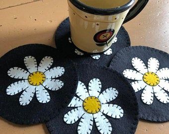 Felted Coasters, Gingerbread Cottage, Cottage Crafts, Mug Rug Patterns, Wool Felt Projects, Felt Coasters, Wool Applique Patterns, Felt Crafts Diy, Felt Embroidery