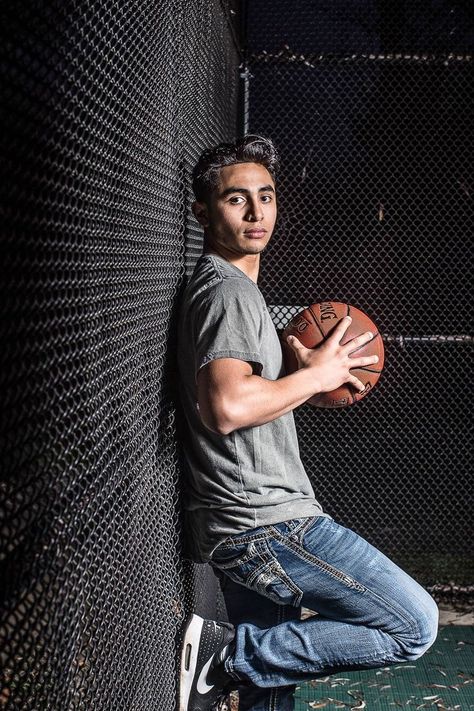 Basketball Pictures Poses, Boy Senior Portraits, Basketball Senior Pictures, Softball Senior Pictures, Senior Photos Boys, Senior Boy Photography, Senior Boy Poses, Sport Portraits, Male Senior Pictures