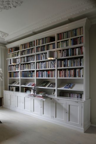 Bookshelf Arrangement, Diy Home Library, Antique Library, Home Library Rooms, Built In Shelves Living Room, House Work, Bookshelves In Living Room, Shelving Ideas, Home Library Design