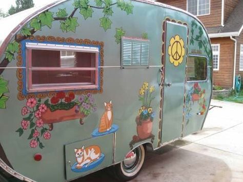 1956 Cardinal Painted Caravan Exterior, Camper Exterior Paint Ideas, Caravan Vintage, Idea Paint, Vintage Camper Remodel, Tiny Trailers, Kombi Home, Retro Caravan, Vintage Rv