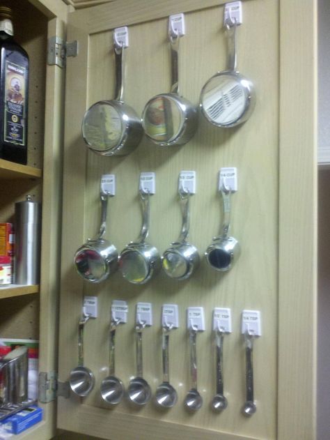 Use 3M Command Hooks to Organize Measuring Cups & Spoons Inside Cabinet. LOVED IT!  LEM 1000 Lifehacks, Diy Organizer, Dollar Store Diy Organization, Kabinet Dapur, Organisation Hacks, Organizing Hacks, Kitchen Hacks Organization, Dollar Store Organizing, Diy Kitchen Storage