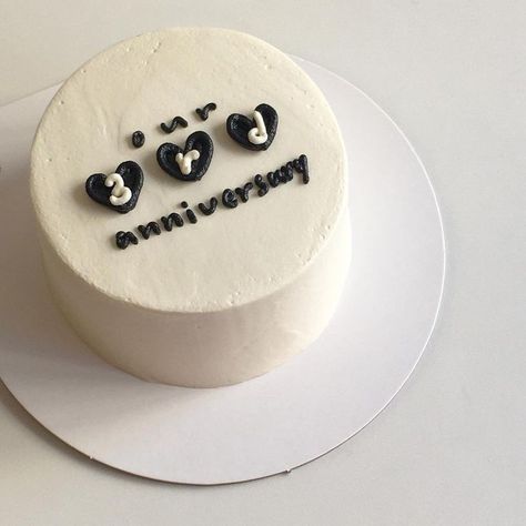 Korean Cake For Anniversary, Black Bento Cake Design, 3rd Anniversary Cake, Simple Anniversary Cakes, Korean Pastry, Anniversary Dessert, Birthday Cake For Boyfriend, Cooking Tree, Anniversary Cake Designs