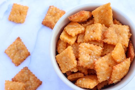 Country Roads Sourdough Gluten Free Cheez Its, Gluten Free Snack Recipes, Gluten Free Cracker Recipe, Almond Flour Crackers, Keto Crackers Recipe, Cheez Its, Homemade Cheez Its, Cheese Its, Gluten Free Snacks Recipes