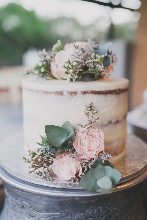 Summer Green Wedding Inspiration by Vicky Bergallo | SouthBound Bride Summer Green Wedding, Green Wedding Cake, Cake With Flowers, Green Wedding Inspiration, Summer Wedding Cakes, Wedding Cake Rustic, Simple Wedding Cake, Wedding Inspiration Summer