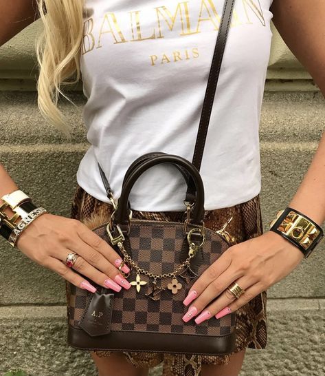 Vuitton Outfit, Sac Louis Vuitton, Elegant Wallet, Louis Vuitton Luggage, Alma Bb, Louis Vuitton Crossbody, Bag Outfit, Luxury Purses, Chain Wallet