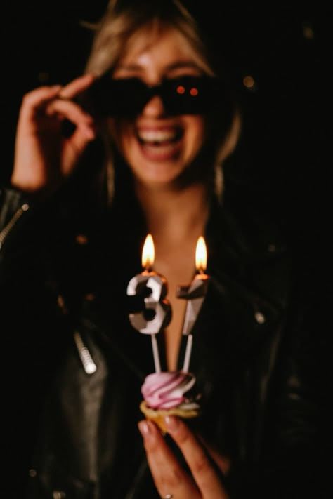 Birthday Photos At Home, 31 Birthday Ideas For Her, 33 Birthday Ideas, Cool Birthday Photoshoot Ideas, Outside Birthday Photoshoot Ideas, 35 Birthday Ideas, Birthday Photoshoot Ideas Outside, 31 Birthday, Street Photography Model