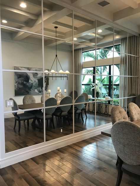 Modern Mirror Living Room, Living Room Wall Mirrors, Mirror Decor Living Room, Summer Deck, Mirror Dining Room, Mirror Wall Living Room, Dinning Room Design, Decor Mirror, Modern Wall Mirror