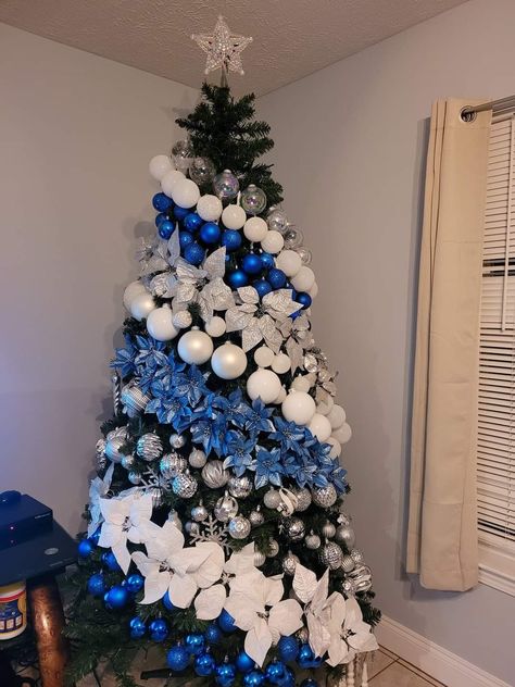 Blue Christmas Trees Ideas, Dit Christmas Gifts, Dit Christmas, White Xmas Tree, Glam Christmas Tree, Christmas Balloon Decorations, Christmas Sparkle, Glam Christmas, Blue Christmas Tree