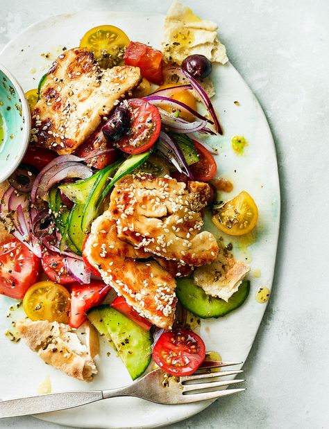 This Greek summer salad uses light halloumi to keep the calories lower for midweek Halloumi Salad Recipes, Main Salad, Halloumi Salad, Grilled Halloumi, Greek Summer, Cooking Advice, Main Course Recipes, Snacks Für Party, Summer Salad