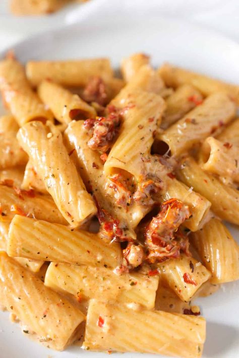 Sundried Tomato Fettuccine, Sundried Tomato Artichoke Pasta, Creamy Cherry Tomato Pasta, Mascarpone Pasta Recipes, Sundried Tomatoes Pasta, Pasta Sundried Tomatoes, Creamy Sundried Tomato Pasta, Authentic Italian Pasta Recipes, Creamy Sun Dried Tomato Pasta