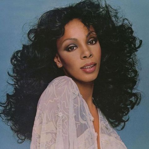 August 28, 1978:  Donna Summer released her remake of "MacArthur Park." 80's Hairstyle, 70s Makeup, 70s Hair, Donna Summer, Vintage Black Glamour, Black Hollywood, Diana Ross, Looks Black, Grunge Hair