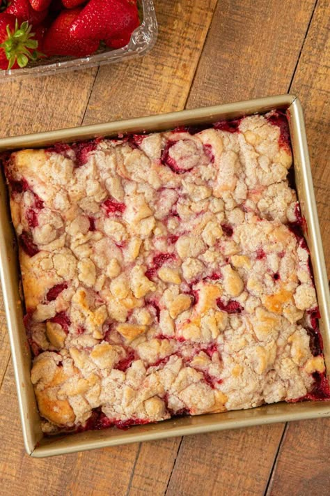 Bakery Strawberry Buckle Recipe (w/Buttery Crumb) - Dinner, then Dessert Strawberry Buckle, Frozen Strawberry Desserts, Fresh Strawberry Desserts, Freezer Treats, Buckle Recipe, Frozen Strawberry Recipes, Veggie Bars, Strawberry Recipe, Strawberry Cobbler