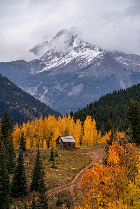 Tiny Wooden House, Russia Photography, Aesthetic City, Pretty Landscapes, Backgrounds Wallpapers, A Cabin, Autumn Scenery, 7 Hours, Pretty Photos