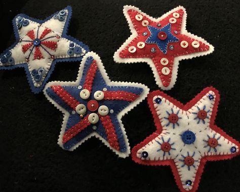 Patriotic Felt Ornaments, Patriotic Banner, Felted Bag, Felt Crafts Christmas, Patriotic Crafts, Felt Projects, Penny Rugs, July Crafts, Crafts Christmas