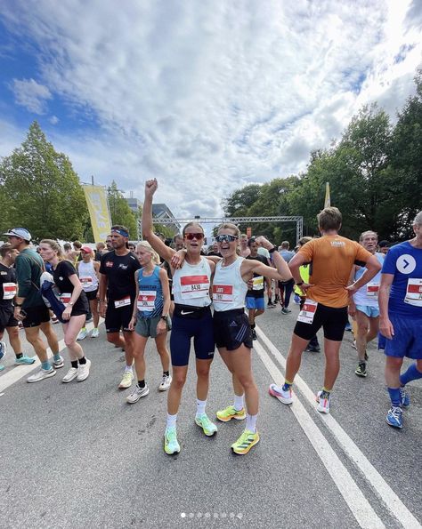 Post Marathon Pictures, Race Pictures Running, Running Half Marathon Aesthetic, Blonde Running Aesthetic, Running Race Day Aesthetic, Marathon Finish Line Pictures, Orange Theory Aesthetic, Running Ootd, Running Race Aesthetic