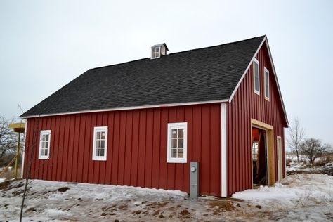 Barn new roof1 Exterior Vinyl Siding Colors, Barn Exterior Ideas, Red Barn House, Pole Barn Ideas, Roll With The Punches, Barn Apartment, Country Style Interiors, Holly House, Black Roof