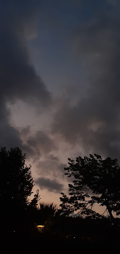 Cloudy Night Sky Wallpaper, Evening Pics Nature, Evening Rainy Sky, Rainy Evening Photography, Evening Time Photography, Weather Pics Sky, Evening Time Sky, Evening Instagram Stories, Cloudy Sky Video