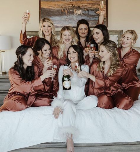 Bridesmaid Bed Pictures, Bride Squad Ideas, Bridal Party Photoshoot, Bridal Prep Photos, Bride And Bridesmaid Pictures, Bridal Shower Photography, Bridal Entourage, Night Before Wedding, Pyjamas Party