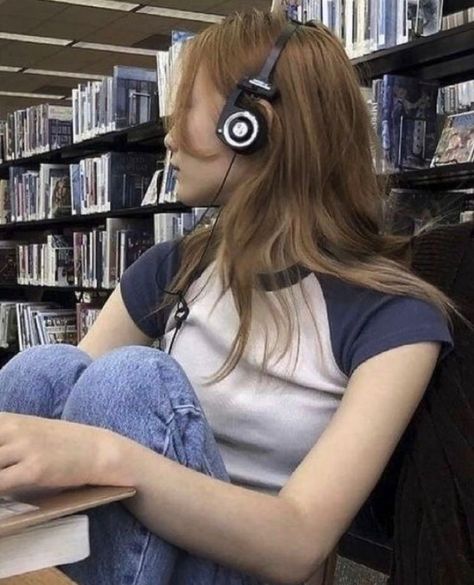 Girl With Headphones, Downtown Outfits, Mysterious Girl, 사진 촬영 포즈, Neue Outfits, Lana Del Ray, Estilo Punk, Rory Gilmore, Foto Ideas Instagram