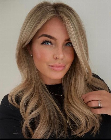 Biscuit Blonde Hair Color, Green Eyes Fair Skin Hair Color, Caroline Stanbury Hair, Old Money Blonde Hair Dark Roots, Blowout Inspiration, Dark Eyebrows Blonde Hair, Blonde For Olive Skin Tone, Dark Blonde Hair With Money Piece, Shoulder Length Dirty Blonde Hair