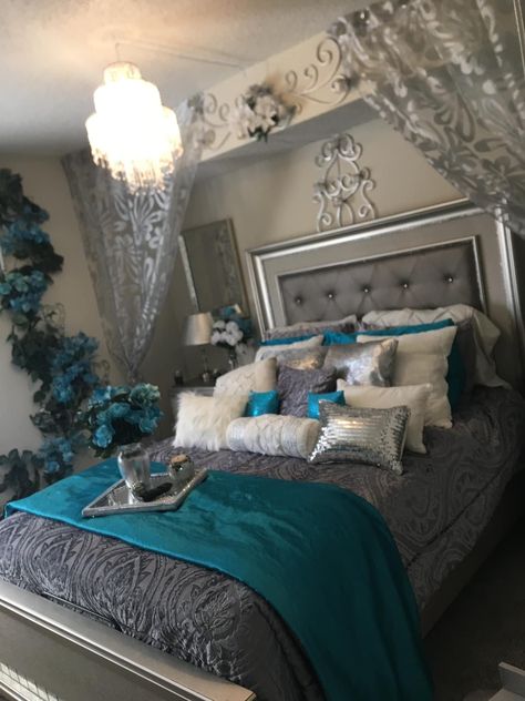 Silver Furniture Bedroom Color Schemes, Silver Bedroom Decor Color Combos, Teal Bedroom Ideas For Women, Gray And Teal Bedroom Ideas, Turquoise And Grey Bedroom, Tiffany Blue Bedroom Ideas, Black And Teal Bedroom, Dark Teal Bedroom Ideas, Dark Feminine Bedroom