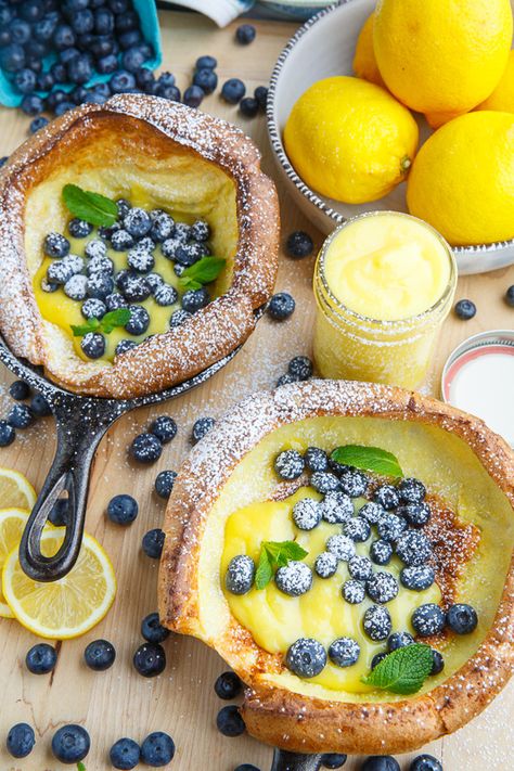 Dutch Babies with Lemon Curd and Blueberries Recipes With Milk, كريم بروليه, Dutch Babies, German Pancakes, Dutch Baby, Blueberry Recipes, God Mat, Confectioners Sugar, Lemon Curd